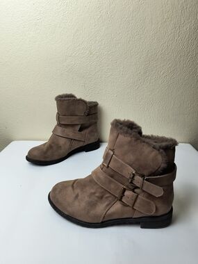 Women's 7.5M Taupe Faux-Suede Shearling-Trim Ankle Booties with Buckle Straps